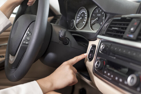 Beim Autohändler, Frau im neuen Auto, Nahaufnahme - MLF000073