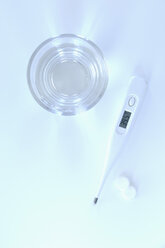 Fieberthermometer mit Wasserglas und Tabletten, Nahaufnahme - AS005131