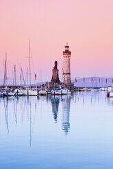 Deutschland, Bayern, Blick auf den Leuchtturm in Lindau - MS003007