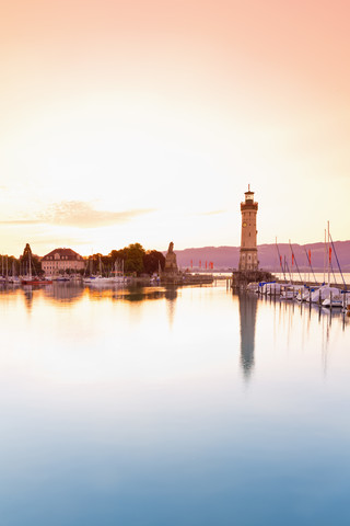 Deutschland, Bayern, Blick auf den Leuchtturm in Lindau, lizenzfreies Stockfoto