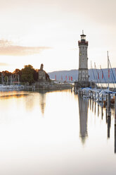 Deutschland, Bayern, Blick auf den Leuchtturm in Lindau - MSF003005