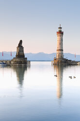 Deutschland, Bayern, Blick auf den Leuchtturm in Lindau - MSF003004