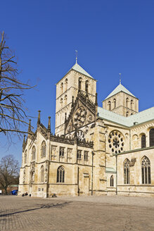 Deutschland, Nordrhein-Westfalen, Münster, Spiegelung des Doms an Glasfassade - MS002995