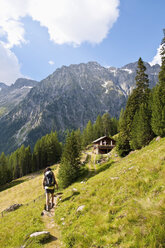 Italien, Südtirol, Pustertal, Antholz-Obertal, Staller Sattel, Wanderin auf der Steinzgeralm - UM000636