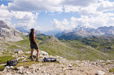 Italien, Südtirol, Dolomiten, Naturpark Fanes-Sennes-Prags, Wanderer am Seekofel - UM000639