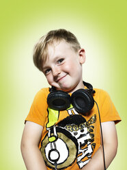 Lächelnder Junge mit Kopfhörern - STKF000348