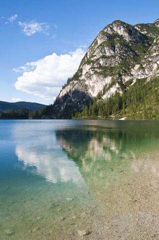 Italien, Südtirol, Dolomiten, Naturpark Fanes-Sennes-Prags, Pragser Wildsee, lizenzfreies Stockfoto