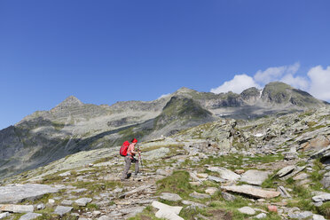 Austria, Carinthia, Obervellach, Upper Tauern, Reisseckgruppe, female hiker in front of Kammwand, Grubelwand and Riedbock - SIEF004357