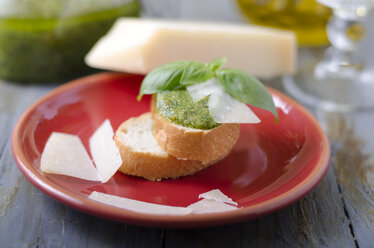 Fresh basil pesto on slice of baguette bread - ODF000385