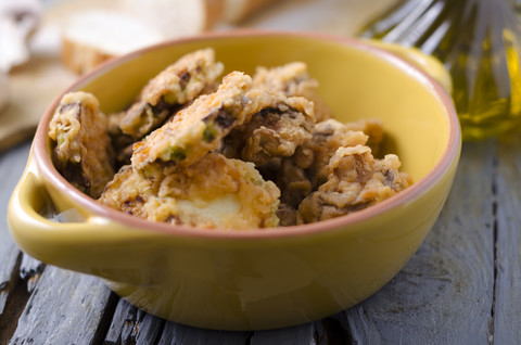 Gebackene Zucchinischeiben mit Eierkruste in gelber Schale, lizenzfreies Stockfoto