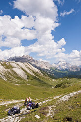 Italien, Südtirol, Dolomiten, Naturpark Fanes-Sennes-Prags, Wanderer liegend auf Almwiese - UM000642