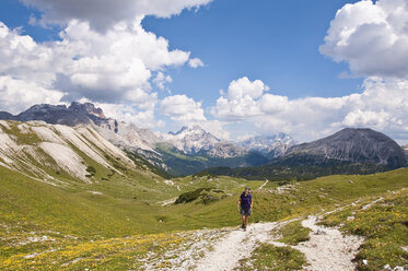 Italy, South Tyrol, Dolomites, Fanes-Sennes-Prags Nature Park, Hiker at the Sennes hut - UM000643