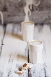 Tassen mit Latte Macchiatto und Mandelgebäck auf Holzbrett - SBDF000178