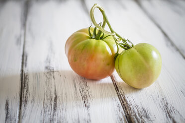 Ochsenherz-Tomaten auf Holzbrett - SBDF000202