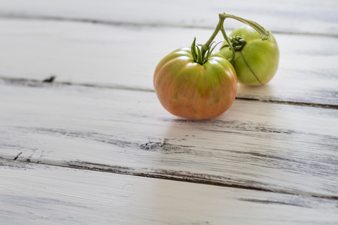 Ochsenherz-Tomaten auf Holzbrett, lizenzfreies Stockfoto