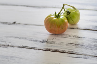 Ochsenherz-Tomaten auf Holzbrett - SBDF000203