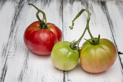 Ochsenherz-Tomaten auf Holzbrett, lizenzfreies Stockfoto