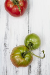 Ochsenherz-Tomaten auf Holzbrett - SBDF000184