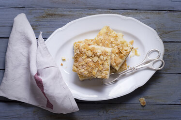 Yeast cake with almonds and sugar on plate - ODF000391