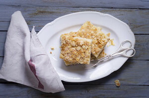 Hefekuchen mit Mandeln und Zucker auf einem Teller - ODF000391