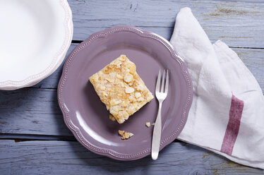 Hefekuchen mit Mandeln und Zucker auf einem Teller - ODF000392