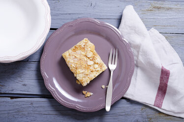 Yeast cake with almonds and sugar on plate - ODF000392
