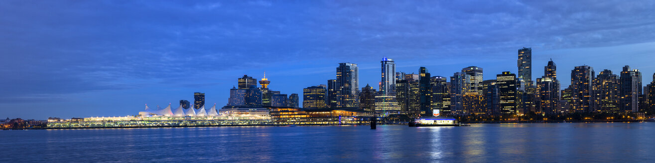 Kanada, British Columbia, Vancouver, Blick auf die Skyline der Stadt bei Nacht - FOF005188