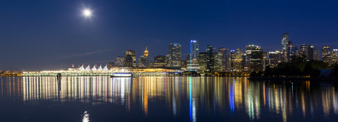 Kanada, Britisch-Kolumbien, Vancouver, Blick auf die Skyline der Stadt bei Nacht und Vollmond, lizenzfreies Stockfoto