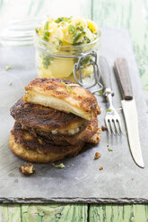 Kohlrabi-Schnitzel mit Kartoffelsalat, Studioaufnahme - STB000054