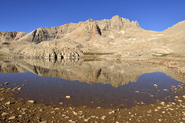 Turkey, Anti-Taurus Mountains, Aladaglar National Park, Yedigoeller Plateau, reflection of Kizilkaya mountain in a pond - ES000520