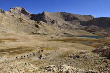 Türkei, Anti-Taurus-Gebirge, Aladaglar-Nationalpark, Yedigoeller-Hochebene, Gruppe von Wanderern in der Nähe des Hastakoca-Sees - ES000518