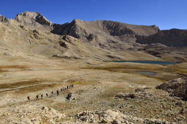 Turkey, Anti-Taurus Mountains, Aladaglar National Park, Yedigoeller Plateau, group of people hiking near Hastakoca Lake - ES000518