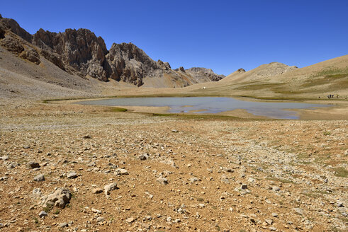 Turkey, Anti-Taurus Mountains, Aladaglar National Park, Yildiz Lake mith hikers and nomad camp - ES000517