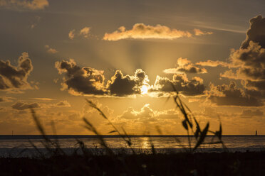 Deutschland, Niedersachsen, Wremen, Sonnenuntergang an der Nordsee - SJ000054