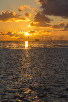 Deutschland, Niedersachsen, Wremen, Sonnenuntergang an der Nordsee - SJF000056