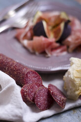 Salami mit Weißbrot, Schinken und Feigen im Hintergrund - ODF000402