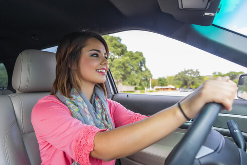 Teenager-Mädchen fährt Auto - ABAF000993