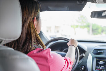 Teenager-Mädchen fährt Auto - ABAF000996