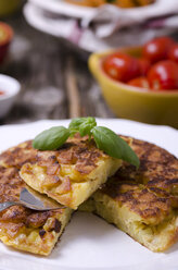 Kartoffeltortilla und verschiedene Tappas auf Holztisch, Nahaufnahme - ODF000411