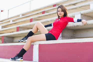 USA, Texas, Amerikanisches High-School-Mädchen im Sport-Outfit - ABAF001003