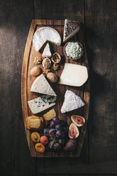 Cheese platter with fruits and nuts - EC000311