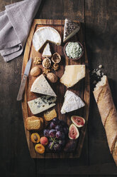 Cheese platter with fruits and nuts - EC000312