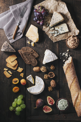 Käseteller mit Früchten und Nüssen, lizenzfreies Stockfoto