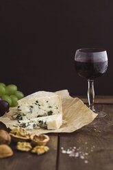 Roqufort cheese with walnuts and red wine grapes - EC000316