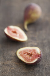 Fresh figs, close up - EC000343