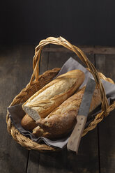 Frische Baguettes im Korb, Nahaufnahme - EC000332