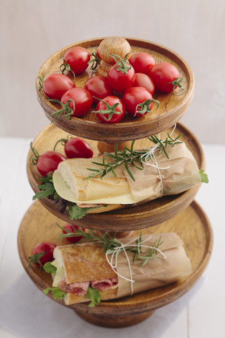 Baguette-Sandwiches auf Etagere mit Tomaten, lizenzfreies Stockfoto