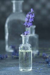 Aromatisches Öl und Lavendelzweig in einer Glasflasche - AS005142