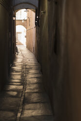 Italy, South Tyrol, Bolzano, Narrow alley - HL000215