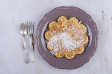 Herzförmige Waffel mit Puderzucker - ODF000427